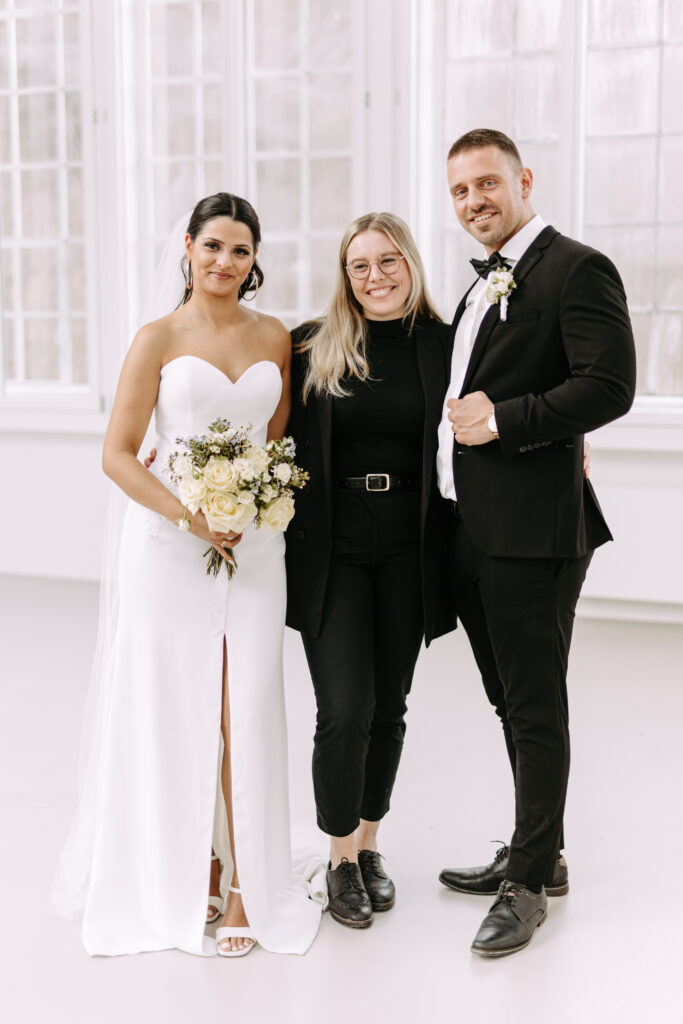 Elisa Hochzeitsplanerin Hochzeitsplanung Fotoshooting White Weddings Brautstrauß Blumen Brautpaar Braut Brautkleid Bräutigam Anzug Brautstrauß Blumen Hochzeitslocation Heiraten Freiburg Bodensee Schweiz